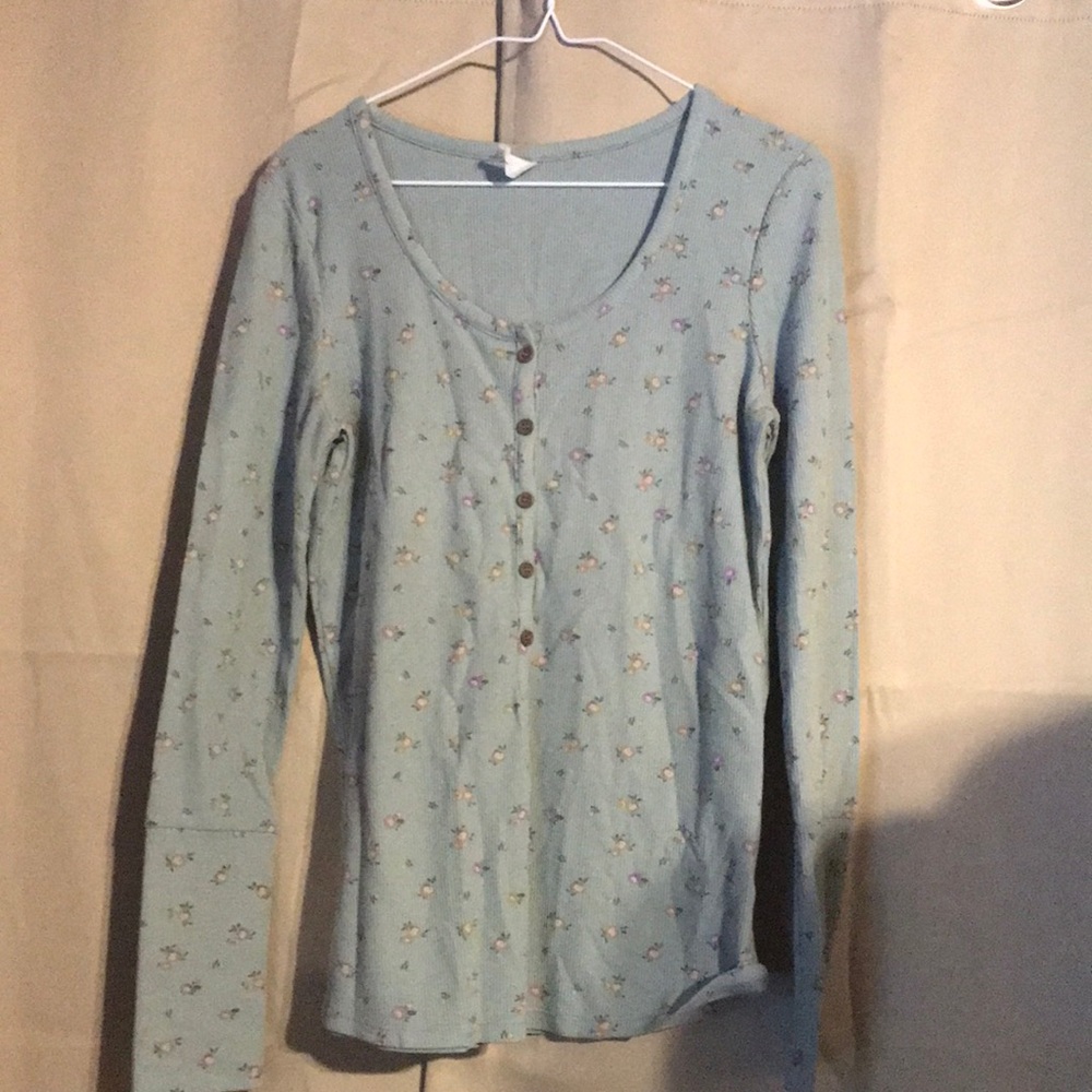 Size medium long sleeve cozy t shirt by body. Small flower print